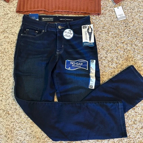 Women’s sweater & Lee curved fit jeans - Picture 3 of 5